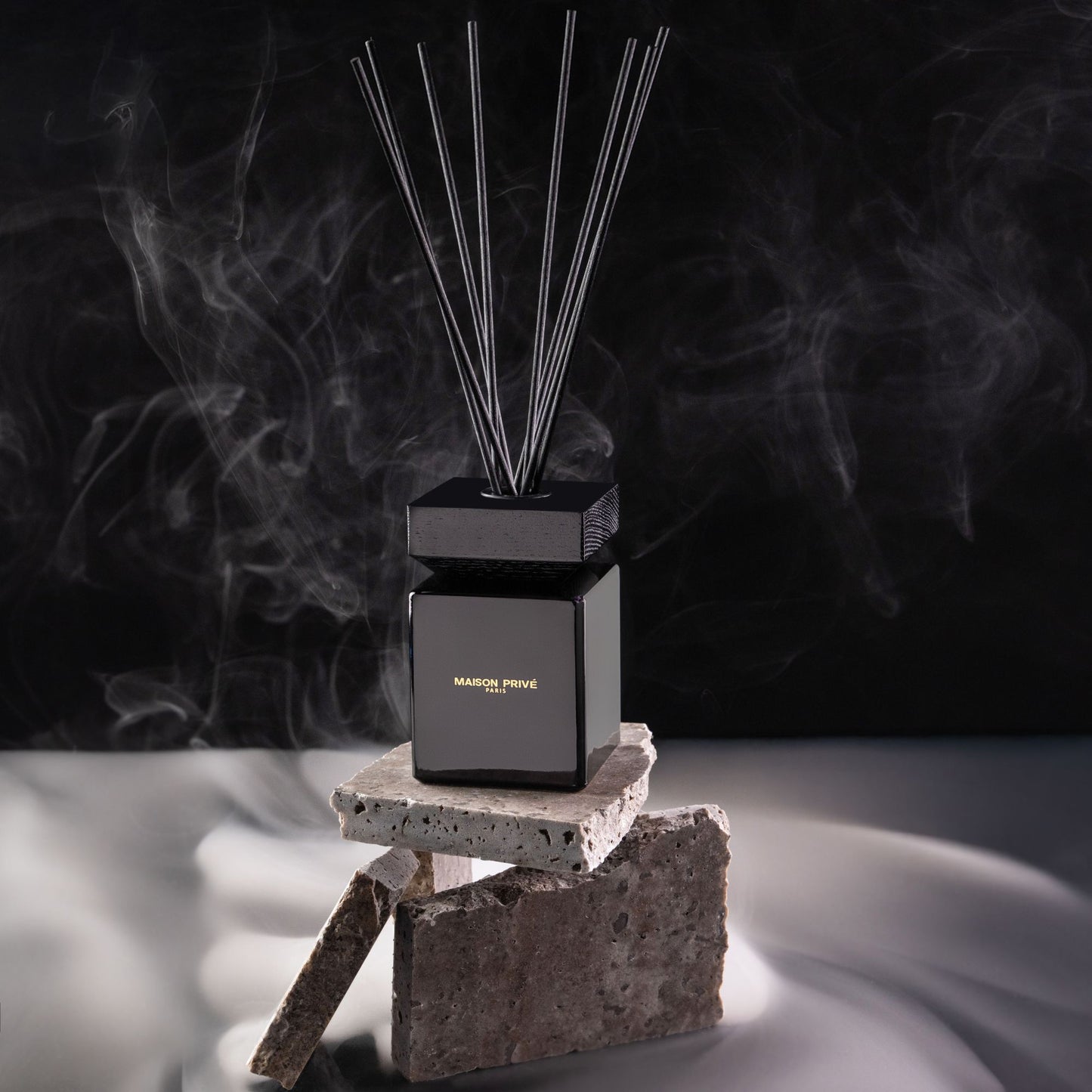 
                  
                    Parfum de casă | Ambră neagră și crin | 200ml
                  
                