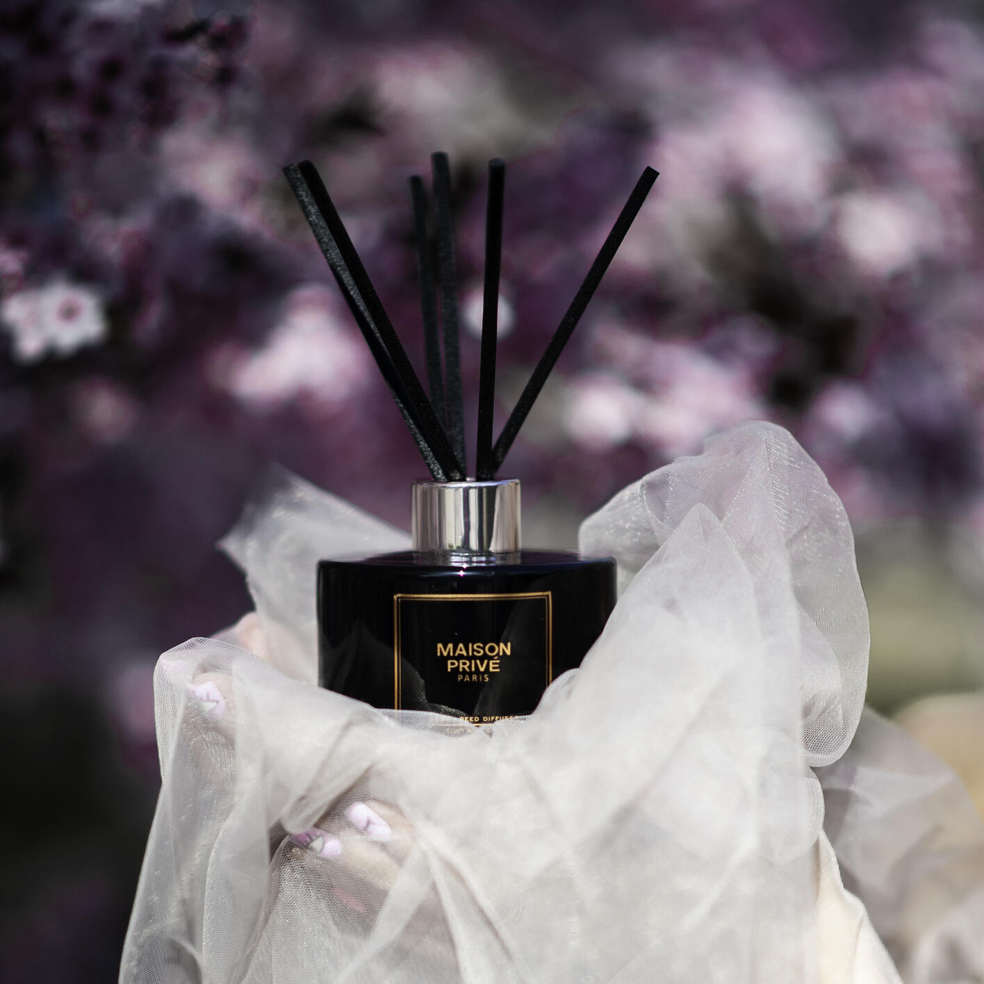 
                  
                    Parfum de casă | Ambră neagră și crin | 180ml
                  
                